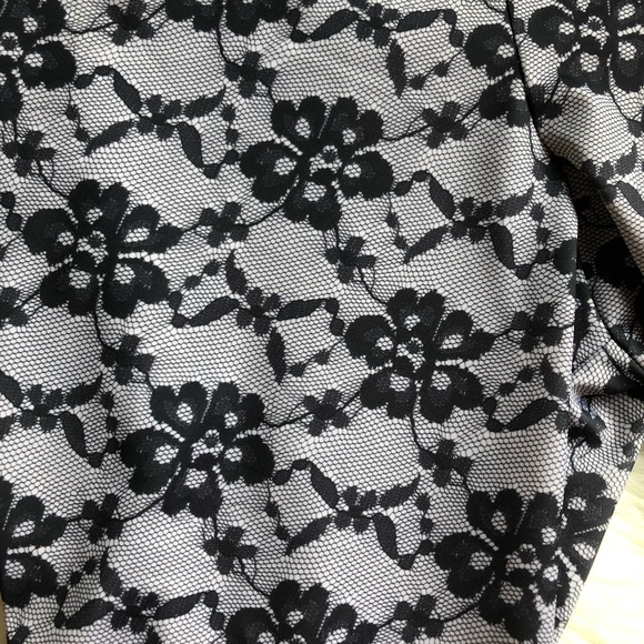 Lace look yoga tights. Onzie brand. Size small. - Picture 2 of 4